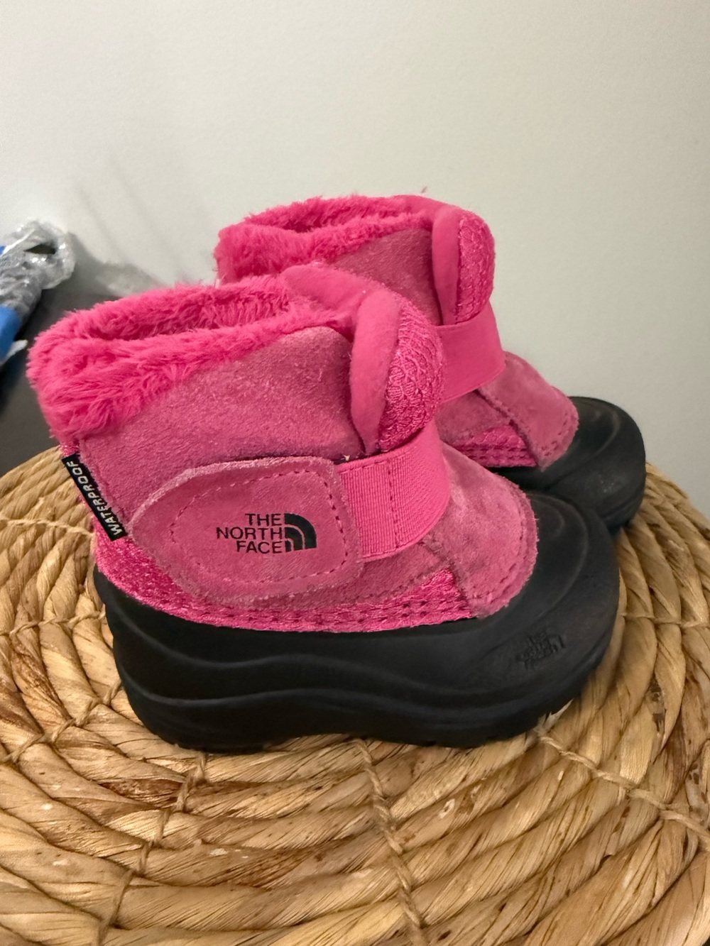 The North Face toddler Girls Pink Waterproof Winter Boots Size 5